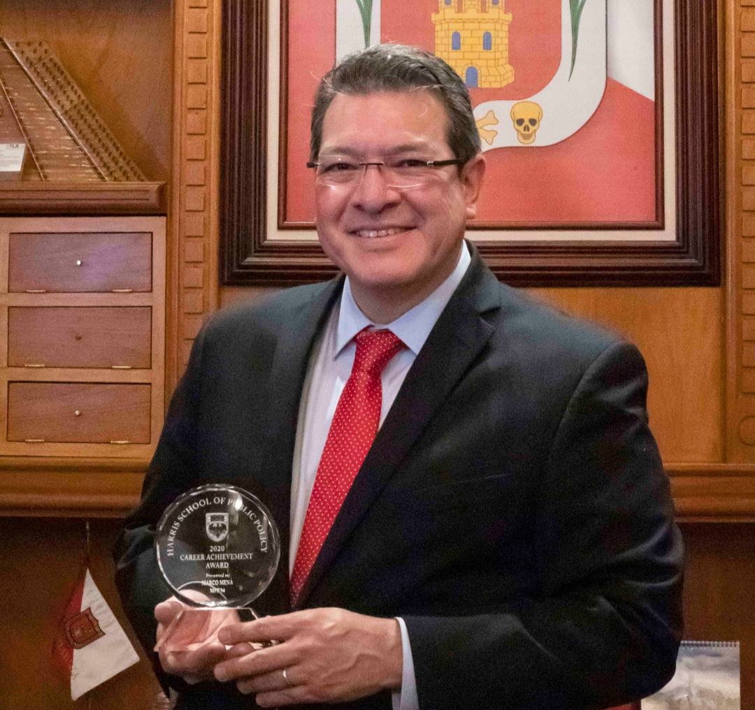  Marco Mena recibe premio al mérito profesional 2020 de la universidad de Chicago.