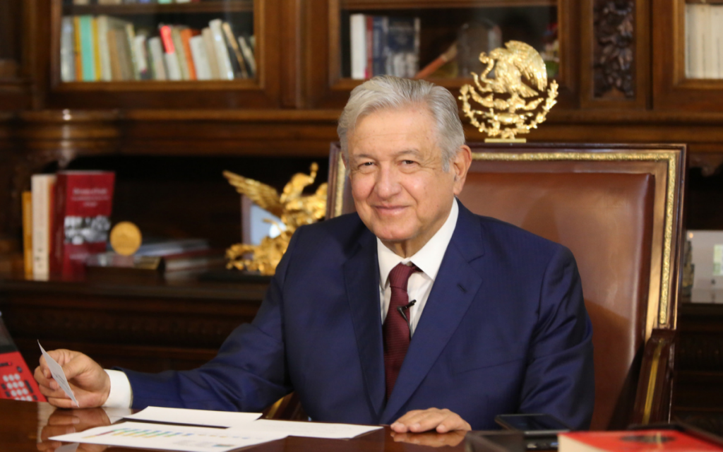 Difunden foto de AMLO trabajando; pacta con Putin envío de 24 millones de vacunas Sputnik V a México