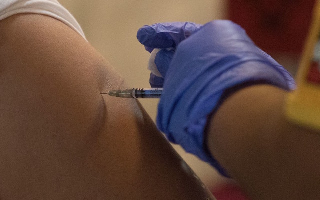 Estudia Salud caso de médica que tuvo “crisis convulsivas” tras recibir vacuna contra Covid-19