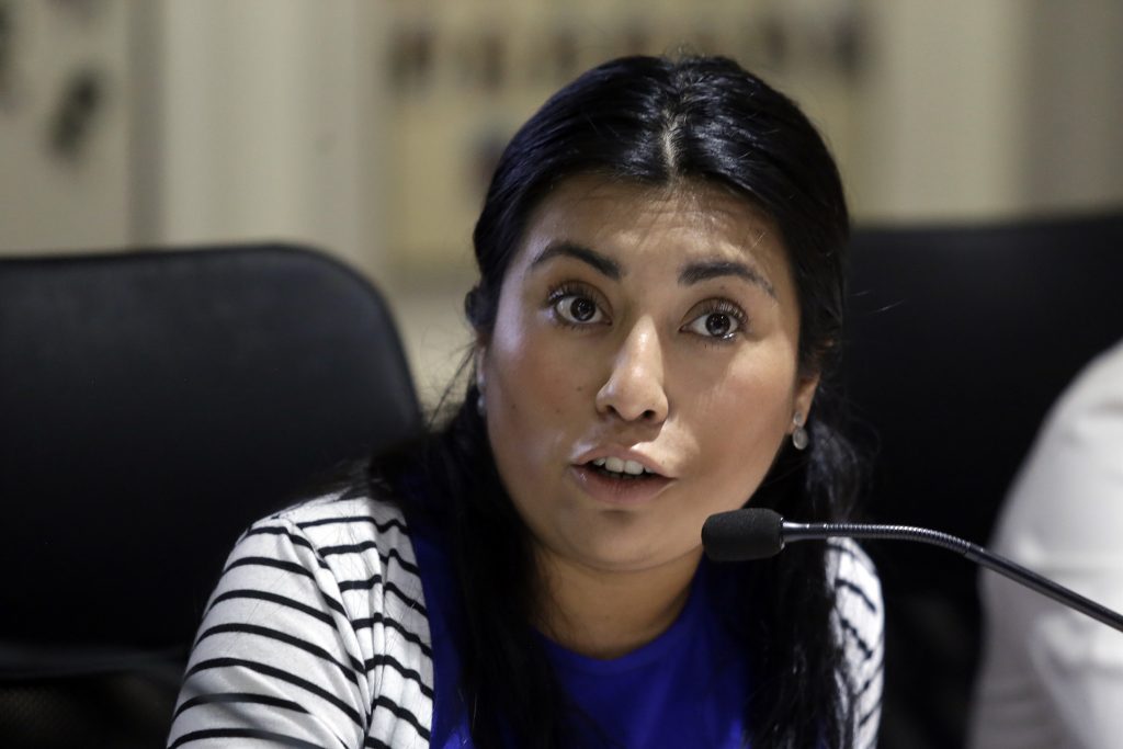 Nora Escamilla se envuelve en la bandera de Biestro y se lanza contra Claudia Rivera