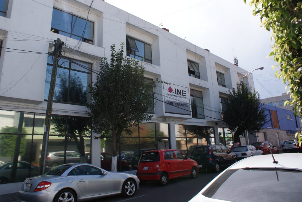 Denuncian ante el INE a dos regidores de Puebla capital por anunciar su registro como aspirantes a diputados federales y entregar bienes