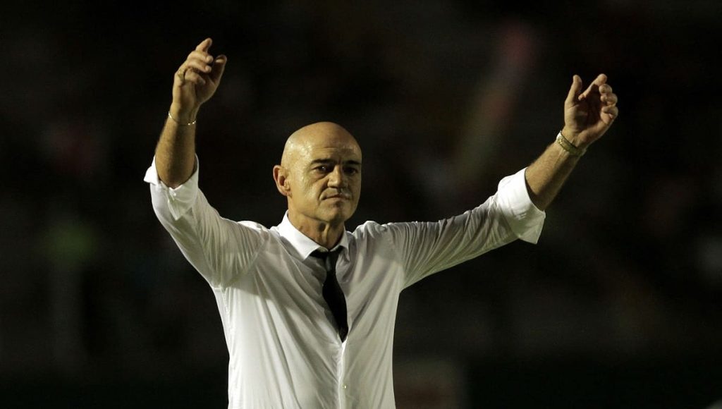 Chelis le quiere meter gol a Morena y se registra como precandidato a la alcaldía de Puebla