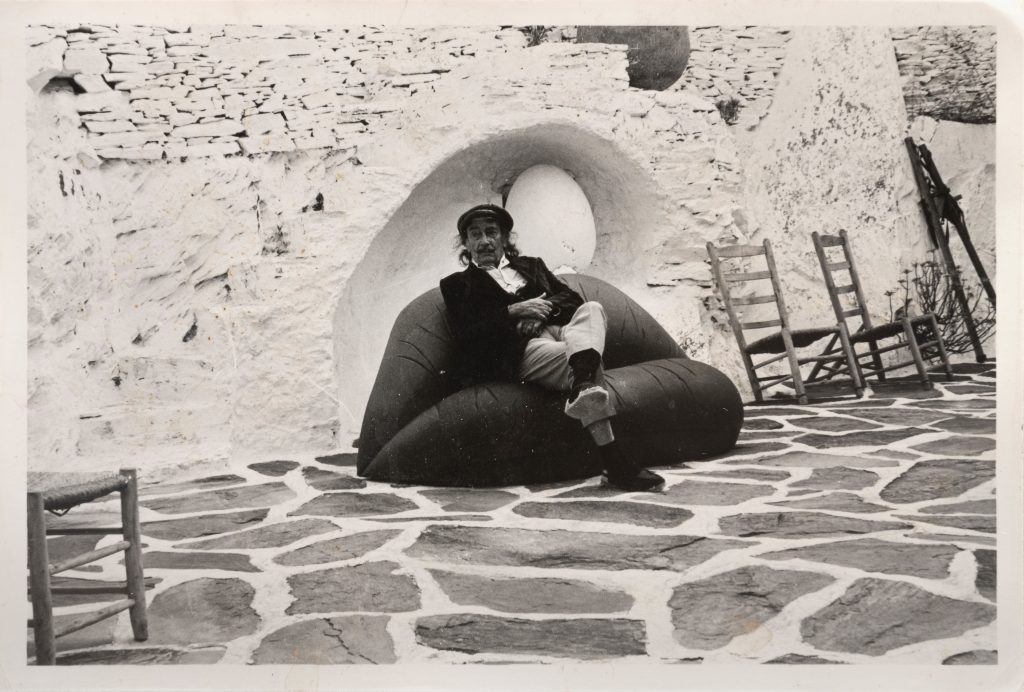 Fotografía de Salvador Dalí sentado en su famoso sofá Labios, será vendida en subasta en México