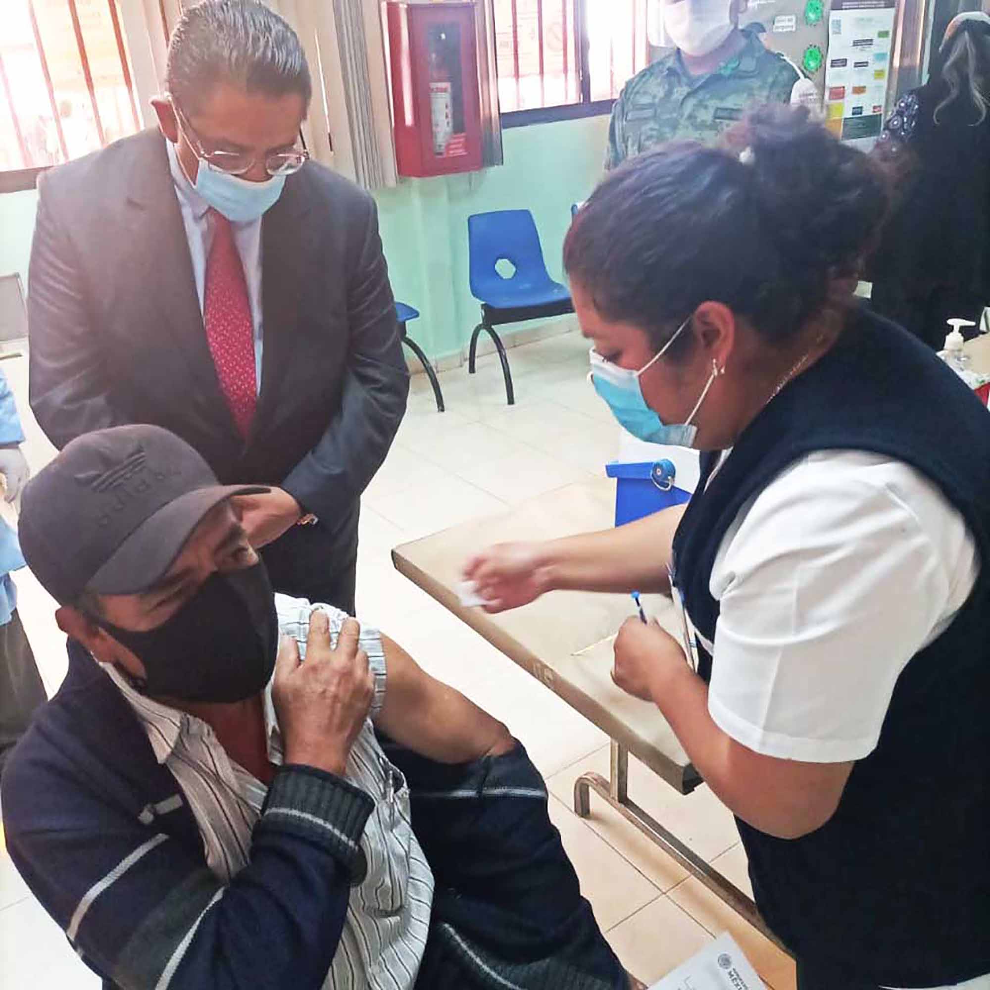 Desde Tlaxcala: Supervisa secretario de Salud aplicación de vacuna contra Covid-19 a adultos mayores.