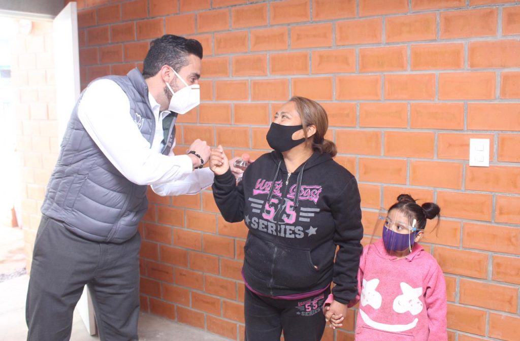 Familias de Cuautlancingo y Totimehuacan son beneficiadas con entrega de casas