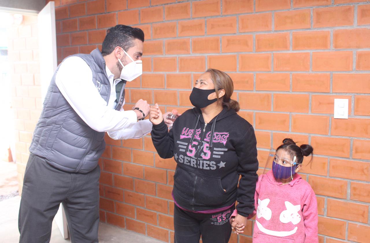 Familias de Cuautlancingo y Totimehuacan son beneficiadas con entrega de casas