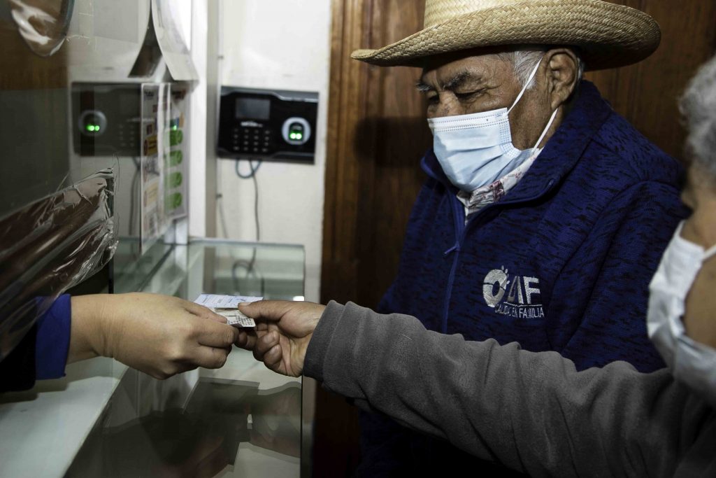 Realiza “Supérate” sexta entrega de seguros de vída a familias en extrema pobreza 