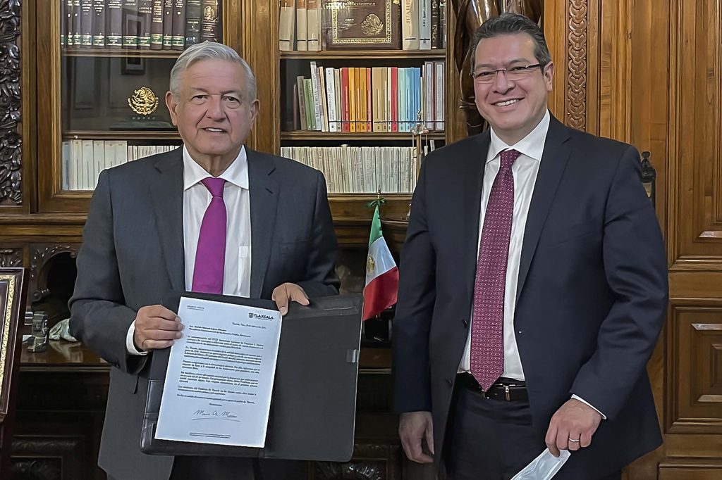 Marco Mena se reúne con el presidente AMLO; se adhiere al acuerdo nacional por la democracia.