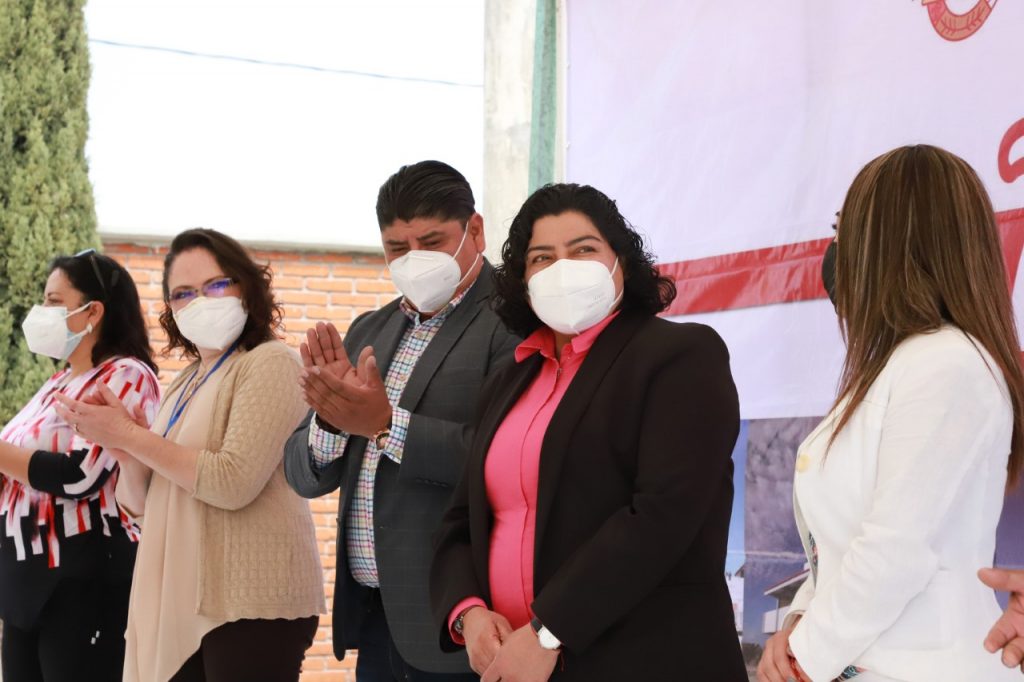 Karina Pérez encabeza inicio de obras en preescolar de San Antonio Cacalotepec