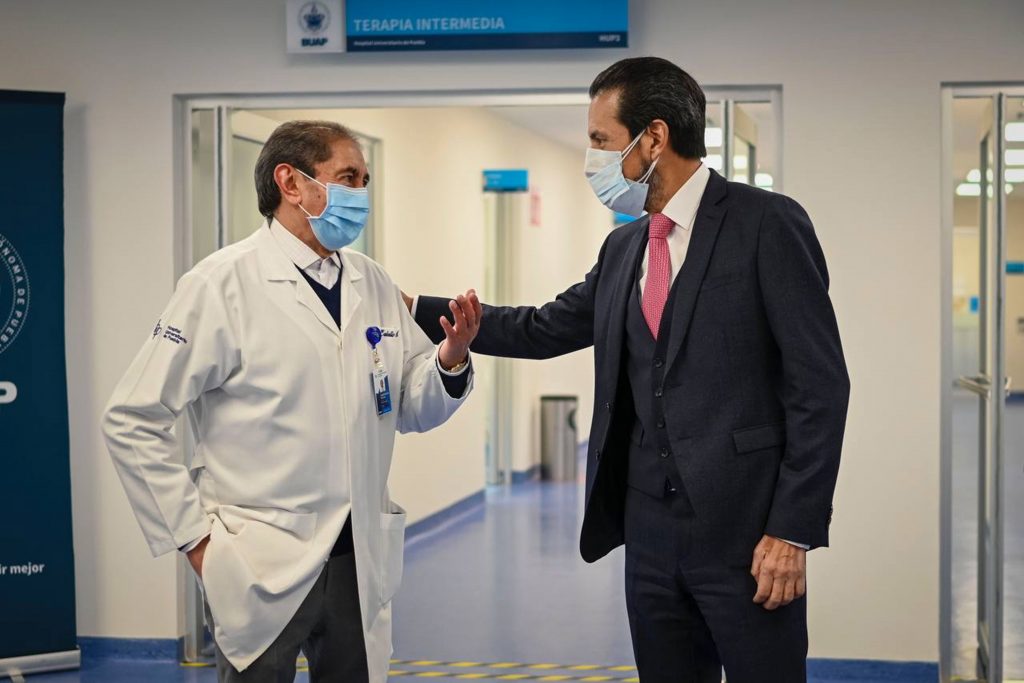 Entrega el Rector Alfonso Esparza 18 nuevas camas a la Unidad de Atención de Enfermedades Respiratorias Agudas del HUP