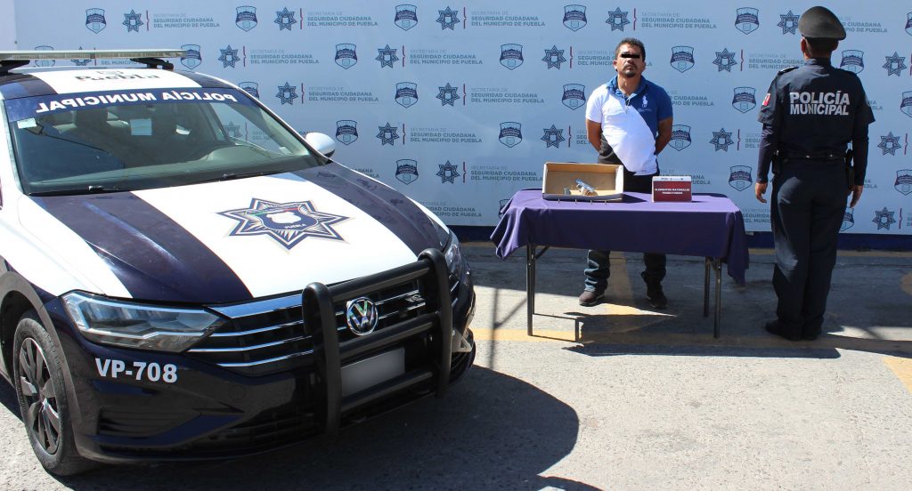 Detuvo Policía Municipal de Puebla a hombre por portación ilegal de arma de fuego.