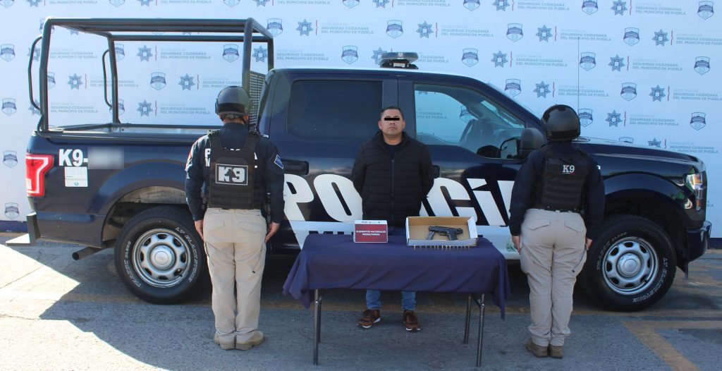 Oportunamente, detuvo Policía Municipal de Puebla a hombre por portación ilegal de arma de fuego.