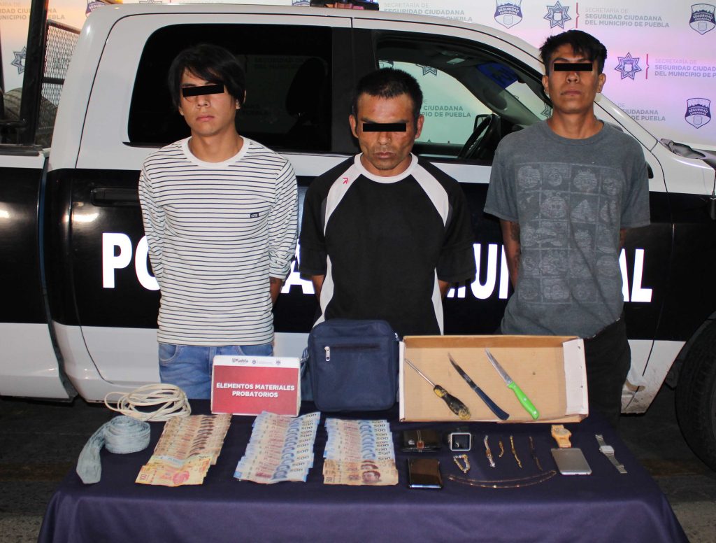 Detuvo Policía Municipal de Puebla a tres hombres por robo a casa habitación.