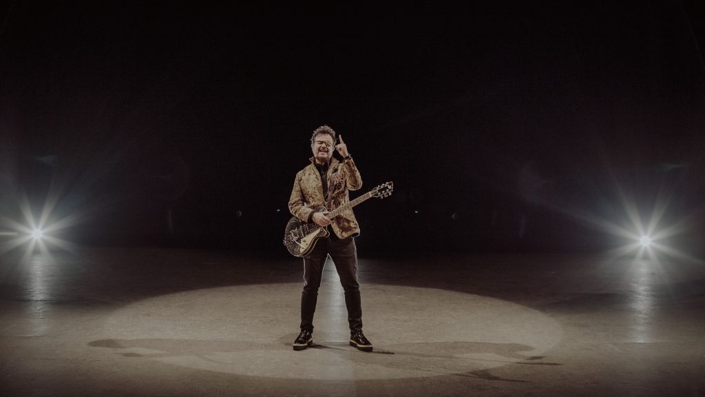 Aleks Syntek presentó el video de “Eclipse de luna”