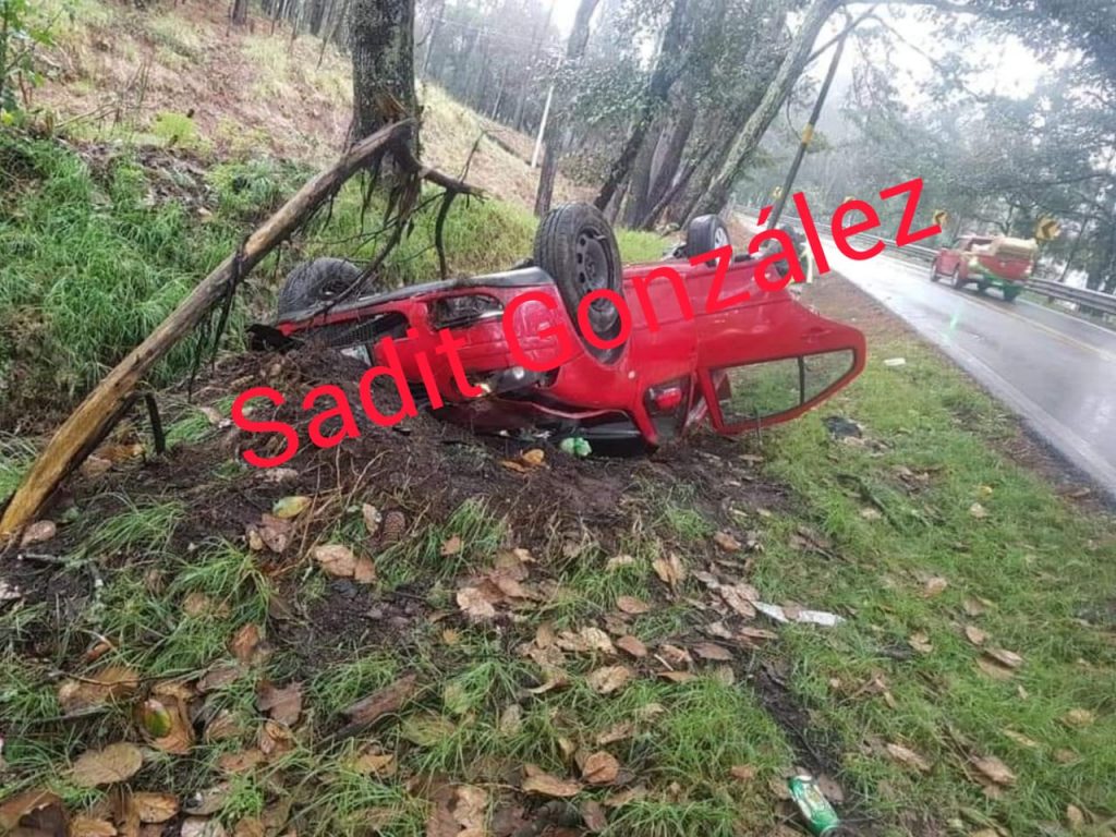 Familia lesionada por volcadura en la carretera Zacatlán-Ahuazotepec