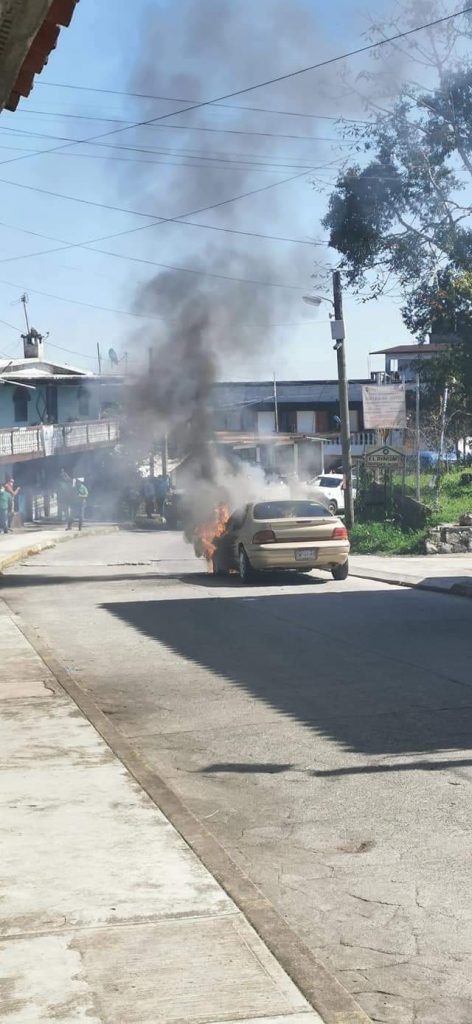 Falla eléctrica calcina vehículo en Cuetzalan