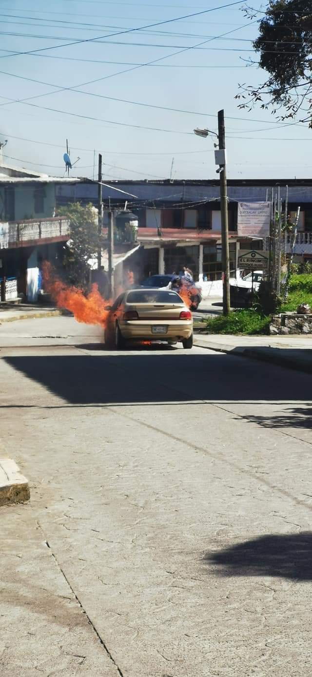 Se calcina coche Stratus en Cuetzalan