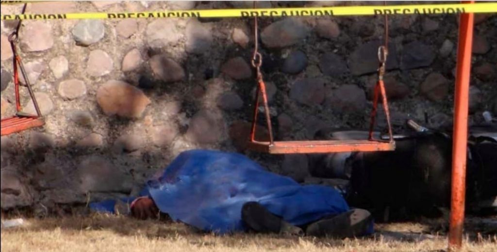 Motociclista murió al estrellarse contra barda en Izúcar