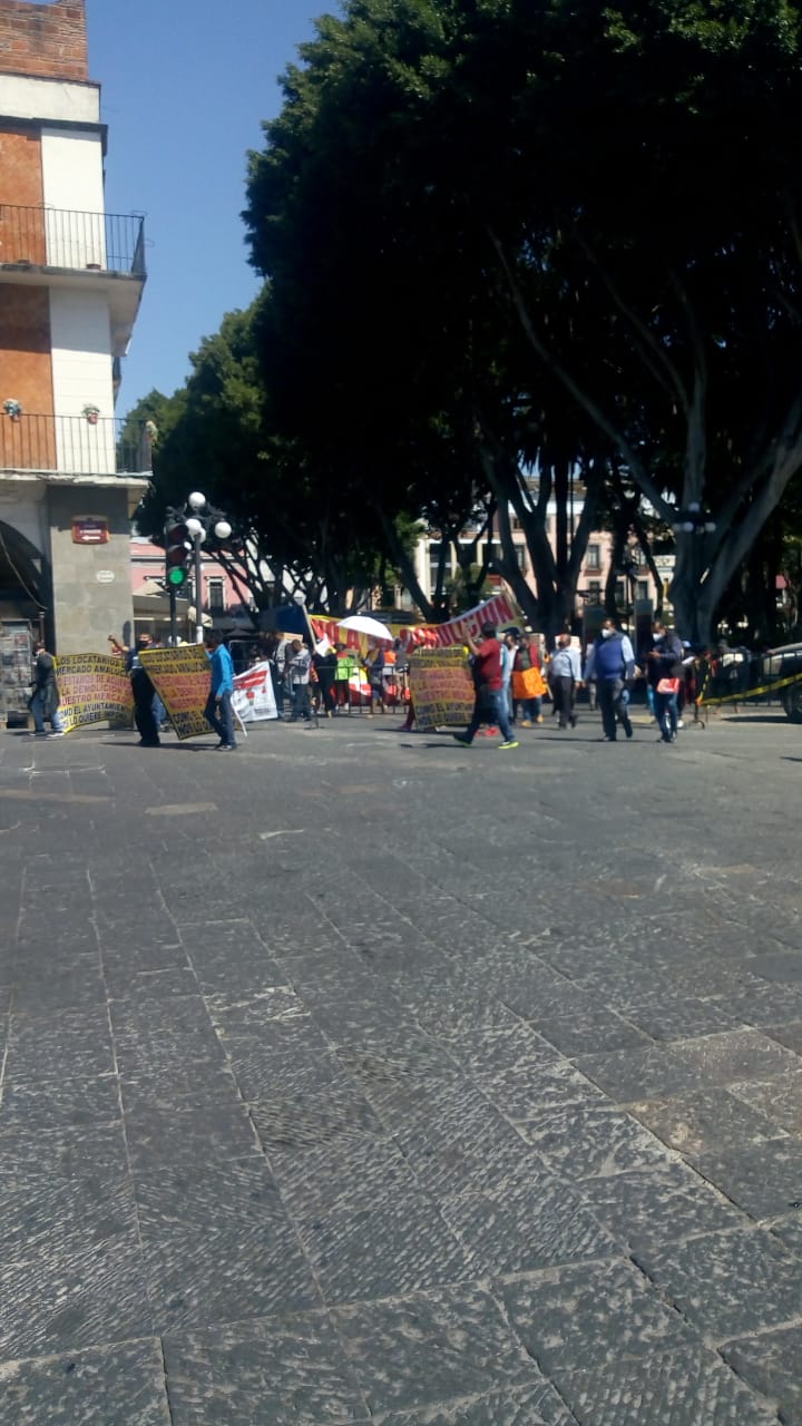 Video desde Puebla: Locatarios del mercado Amalucan se manifiestan contra el proyecto de remodelación