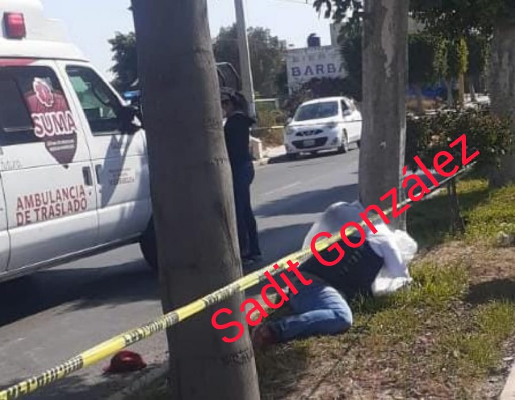 Muere hombre al estrellarse en su moto contra un árbol en Huixcolotla