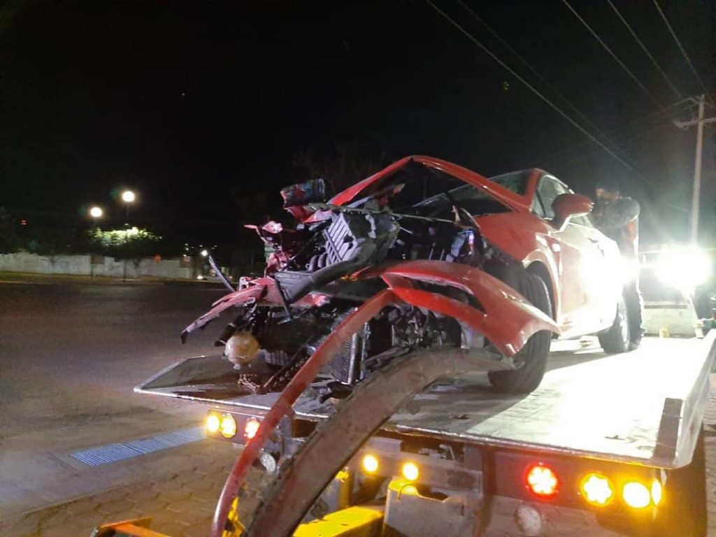 Ebrio sujeto deshace su auto en Tehuacán