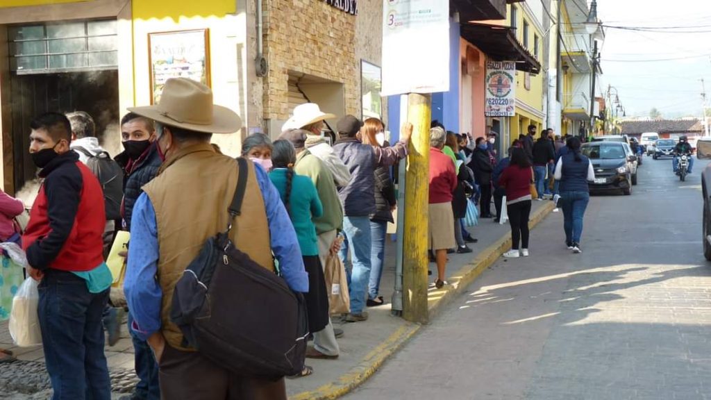 Atiborrado de gente y algunos sin cubreboca, el módulo del INE en Huauchinango