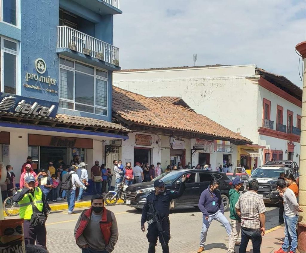 Video desde Puebla: Los detienen en Zacatlán por golpear a policías viales