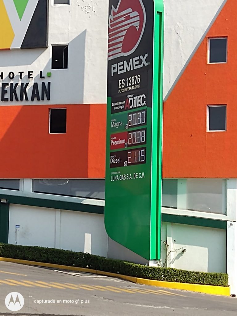 Denuncian que en gasolinería de Huauchinango dan agua en lugar de combustible