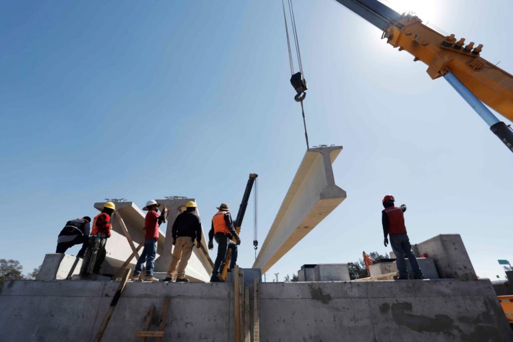 Desde Tlaxcala: Secoduvi colocó trabes del nuevo puente vehicular en el distribuidor vial