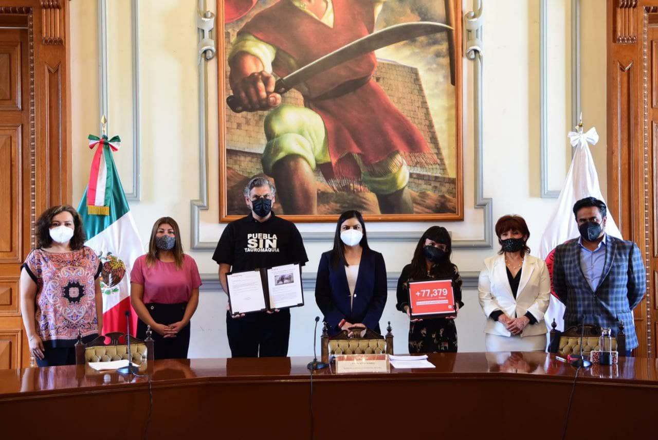 Organización entrega a Ayuntamiento de Puebla más de 77 mil firmas contra corridas de toros