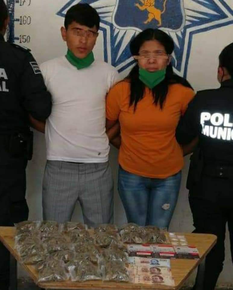 Atrapan a pareja con drogas y múltiples tarjetas bancarias en Huauchinango
