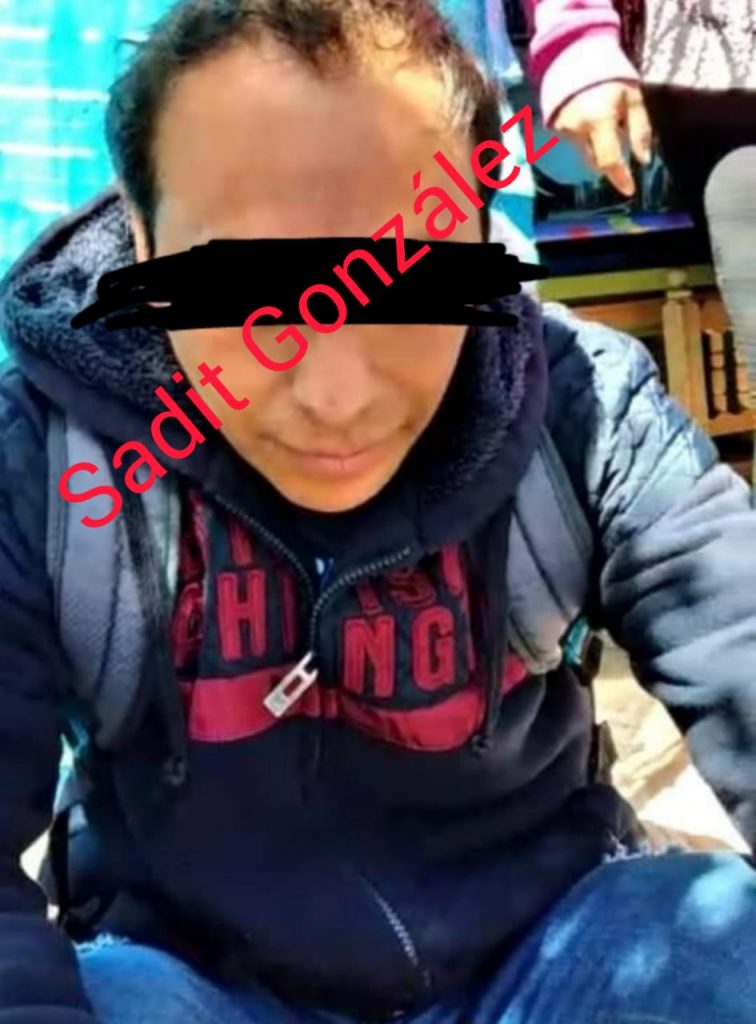 Vecinos atrapan a sujeto por grabar a niña de 3 años