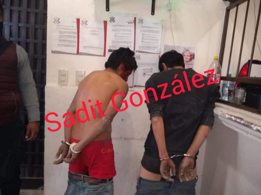 Se vuelca patrulla pero los policías logran atrapar a rateros en Santa Rita Tlahuapan