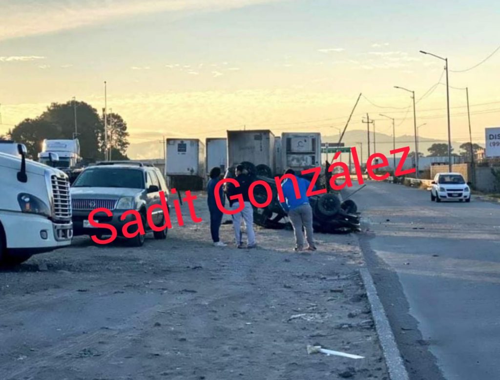 Se salvó de milagro tras volcar en su auto sobre bulevar Xonacatepec