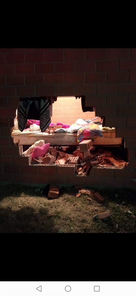 Ebrio sujeto casi se mete hasta la cocina en su coche en Chachapa