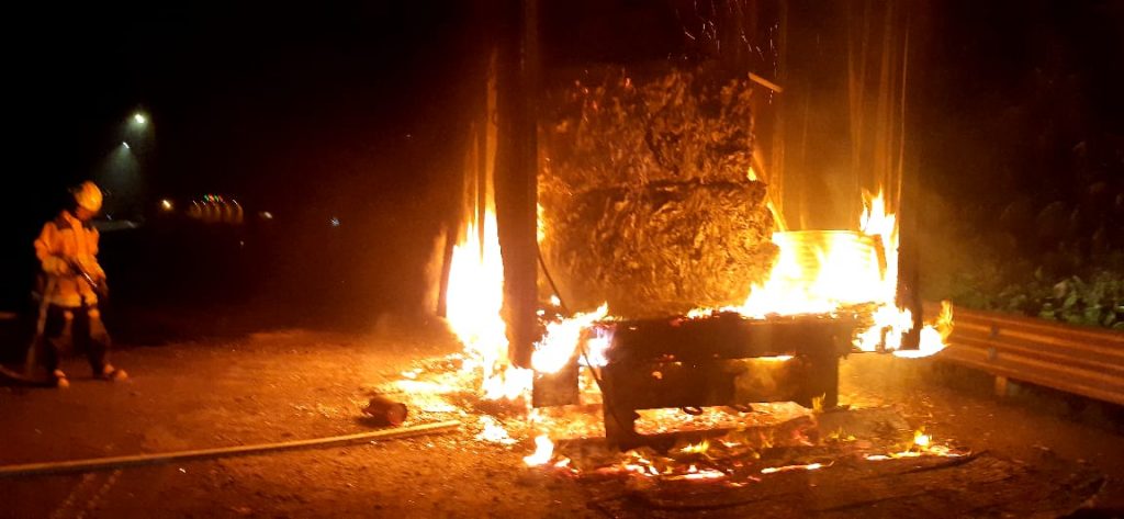 Se quema camión de carga en carretera de la Sierra Norte