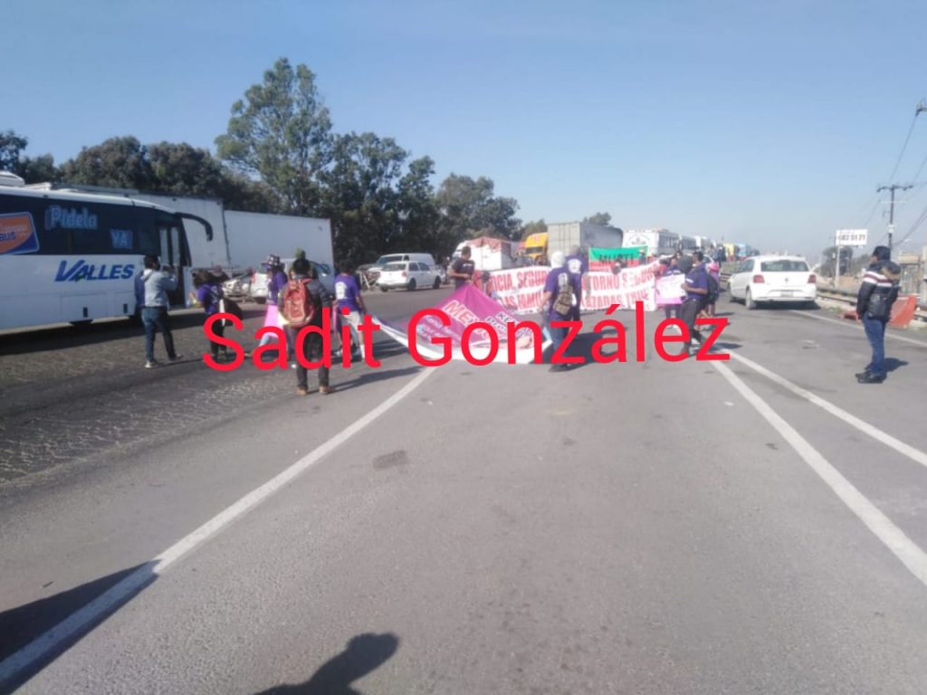Desplazados de Copala, Oaxaca, toman la caseta de Amozoc