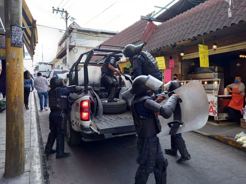 Querían decomisar discos piratas y por error casi se llevan puestos de cubrebocas en Huauchinango