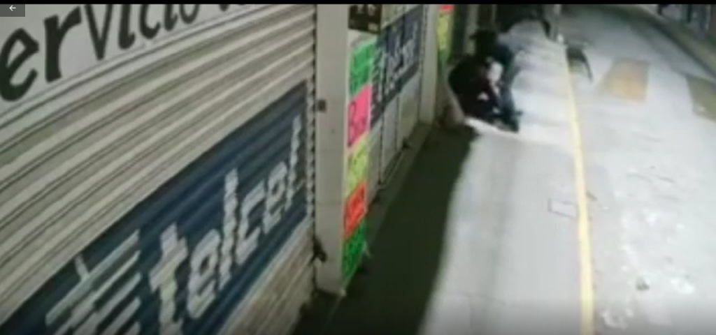 Cámaras de seguridad graban una salvaje golpiza que le propina un sujeto a un joven para robarle su celular