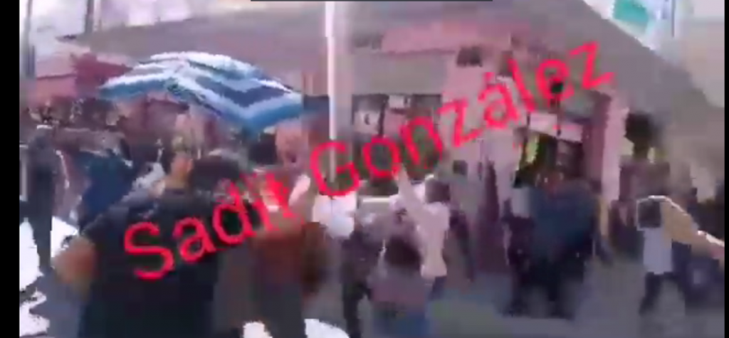 Video desde Puebla: Así se enfrentaron comerciantes y personal del ayuntamiento en Tehuacán