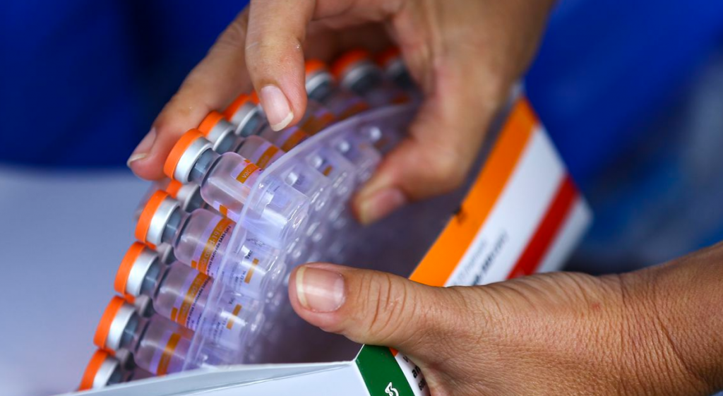 Butantan comienza a distribuir 3,9 millones de vacunas anti-COVID-19