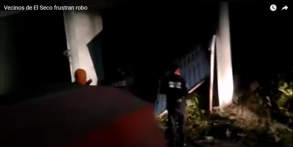 Video desde Puebla: Vecinos frustran robo a casa habitación en El Seco; los rateros pretendían robarse hasta el portón