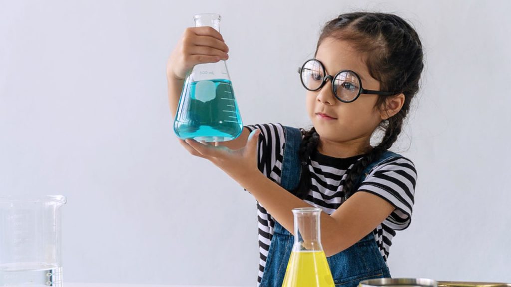 Se debe cuidar ‘la chispa’ de la curiosidad de las niñas por la ciencia: académica