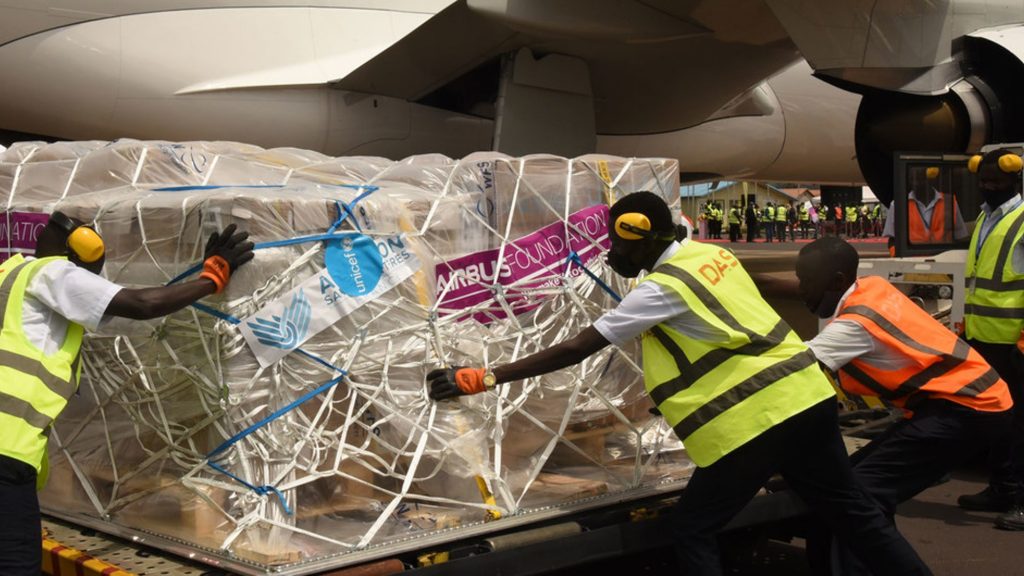 UNICEF y 16 aerolíneas se unen para distribuir masivamente la vacuna contra la COVID-19 en todo el mundo