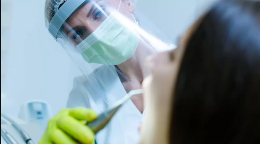 La nueva encuesta global de la Federación Dental Internacional (FDI) revela que dos tercios de los países no permiten a los odontólogos administrar vacunas contra la COVID-19