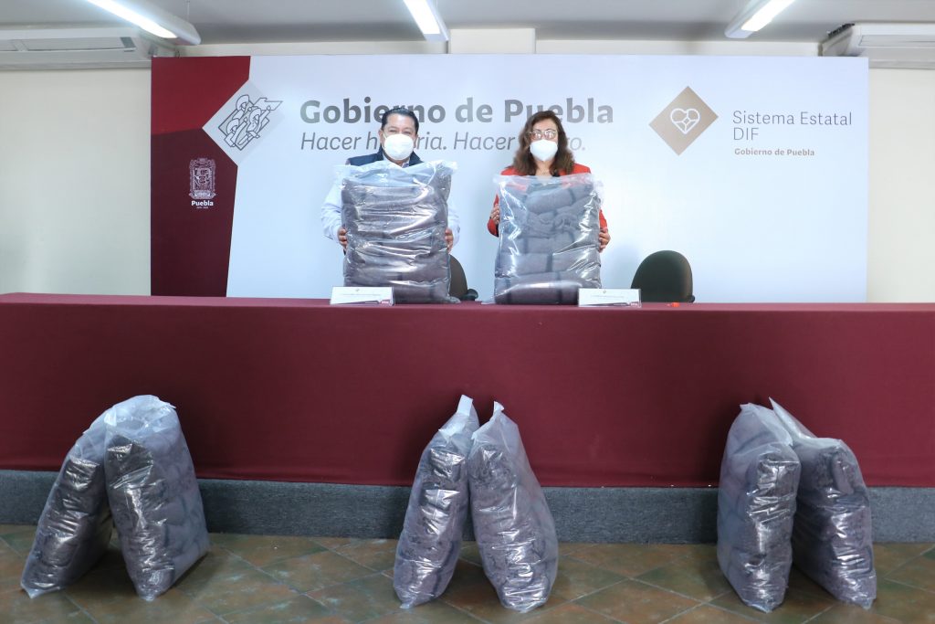 Dona Secretaría de Movilidad y Transporte cobertores al SEDIF para grupos vulnerables