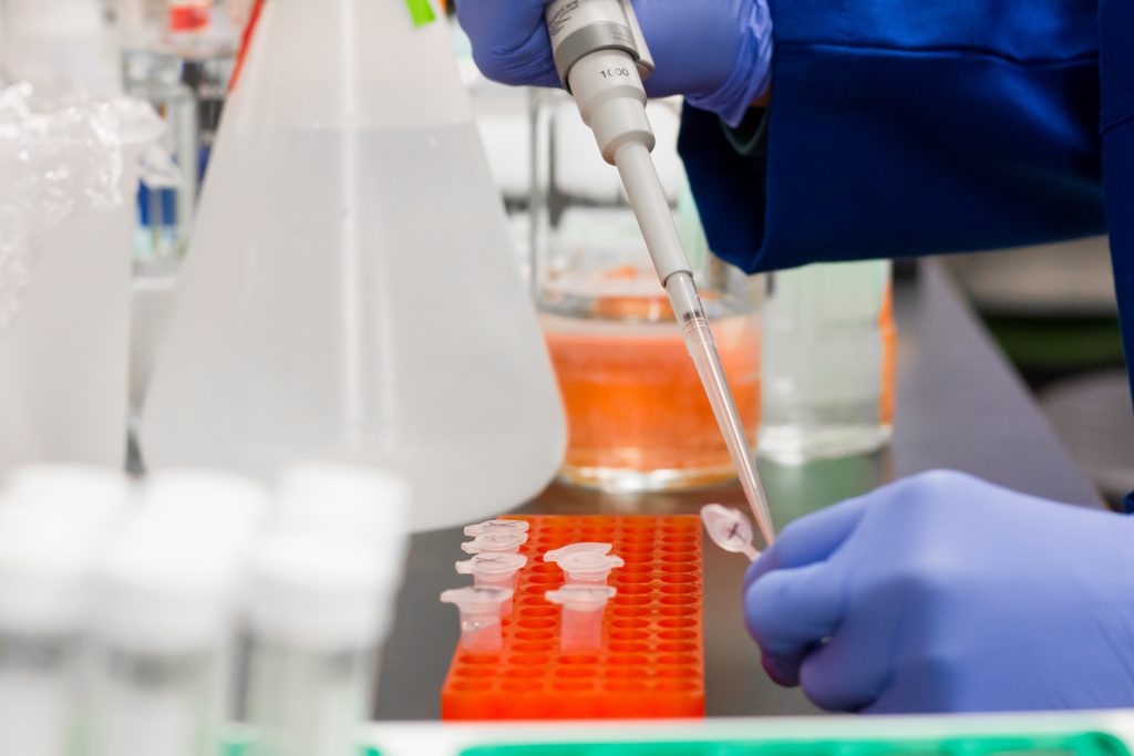 ROCHE lanzará la prueba nasal rápida de antígeno SARS-COV-2 que permitirá al paciente recolectar su propia muestra