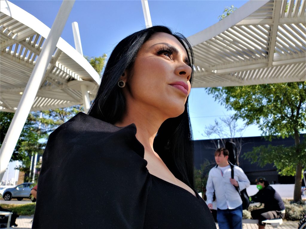 La actriz, conductora y modelo guatemalteca Karla Baso protagoniza el video de la canción “Voy a conquistarte”