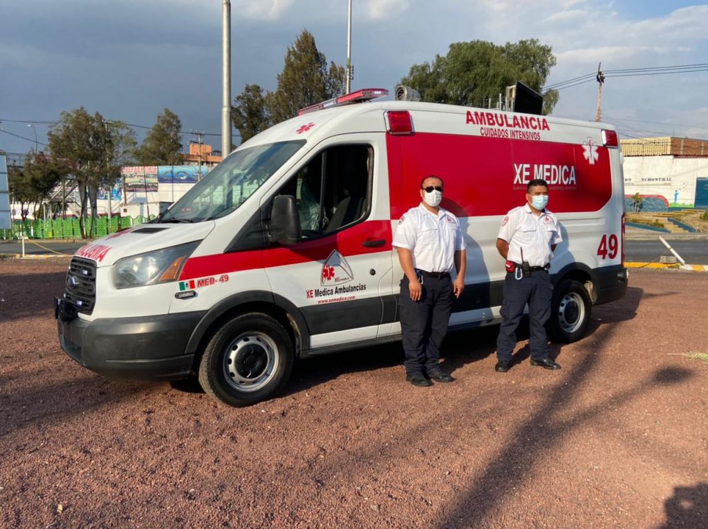Egresado mantiene lucha contra el COVID-19: crea capucha, traje y ambulancia