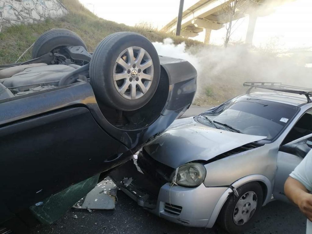 Dos heridos en choque entre un Chevrolet Chevy y un Volkswagen Jetta